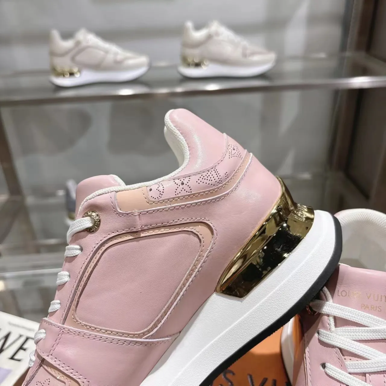 [L Family] P: 760💰Size 35-42 for women, 39-46 for men, (41.42 for women, 45.46 for men, customized) .LV Donkey Brand 🔥🔥LOUIS VUITTON Louis Vuitton's official website synchronizes the 2025 autumn and winter couple's models, which are now on the market, this Neo Run Away sneakers are inspired by running shoes, integrating LV's iconic must-have shoes into the trend. This version is a 1:1 replica of the original version. It is made of two-tone calfskin to highlight its simple lines and unique wedge outsole. Key details include the LV initials on the side and an engraved gold heel stabilizer on the back plus a 2cm hidden insole.